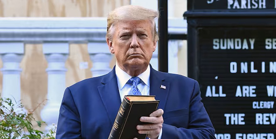 GANÓ TRUMP 300 MIL DÓLARES…. ¡VENDIENDO BIBLIAS!