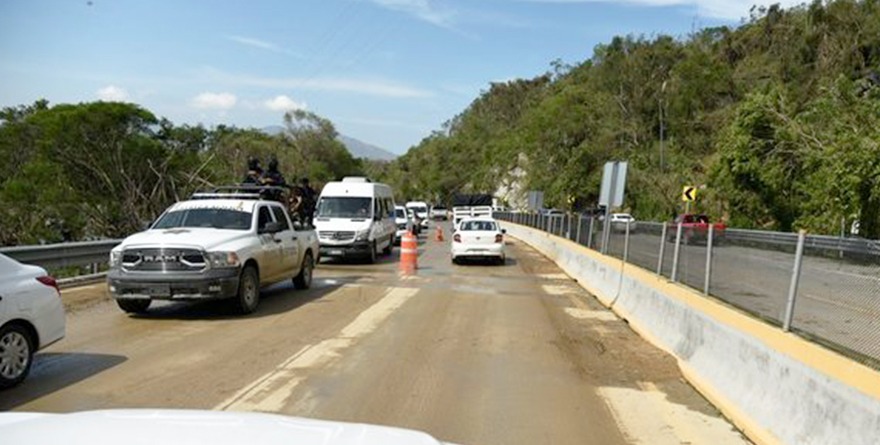 PEGAN AL TRANSPORTE CARRETERAS DAÑADAS