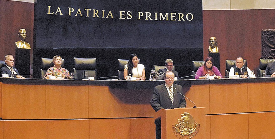 LA UNAM, EN LETRAS DE ORO, EN EL MURO DE HONOR DEL SENADO DE LA REPÚBLICA