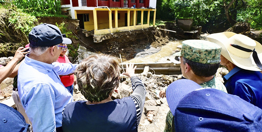 GOBERNADORA DELFINA GÓMEZ RECORRE TEJUPILCO; ANUNCIA PLAN DE REUBICACIÓN DE VIVIENDAS DAÑADAS POR EL DESBORDAMIENTO DEL RÍO RINCÓN DE LÓPEZ