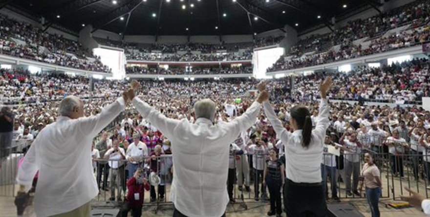 PROTESTAN CONTRA REFORMA JUDICIAL EN EVENTO DE AMLO EN NAYARIT