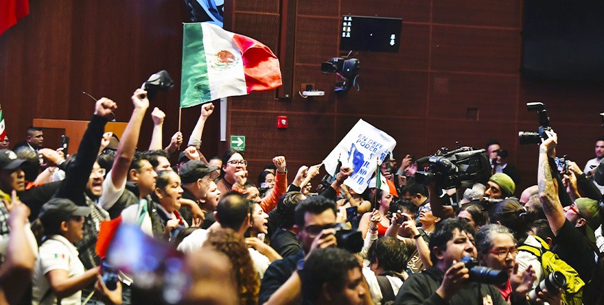 ¡TRAIDORES, TRAIDORES! MANIFESTANTES IRRUMPEN EN EL SENADO