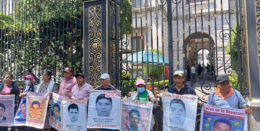 NORMALISTAS DE AYOTZINAPA PROTESTAN EN GOBERNACIÓN