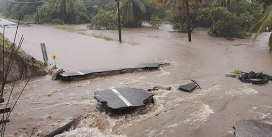 HURACÁN “JOHN” CAUSA INUNDACIONES, CORTES DE LUZ, BLOQUEOS VIALES Y DESLAVES EN ACAPULCO