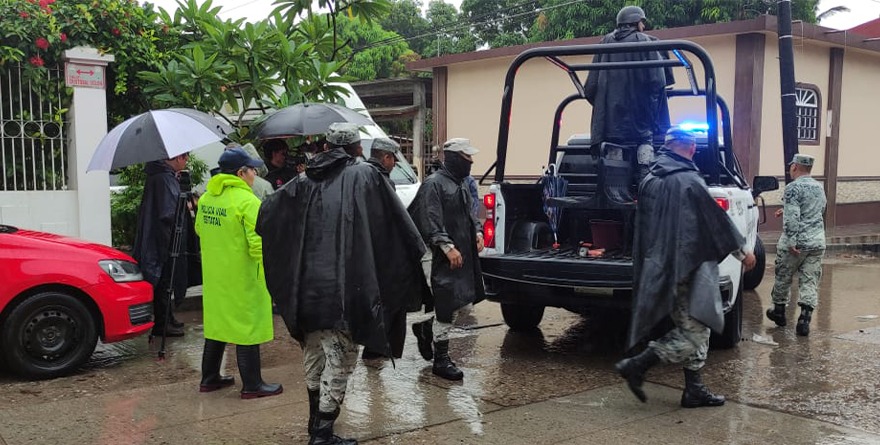 EVACÚAN A POBLADORES DEL MUNICIPIO DE JUCHITÁN POR INUNDACIONES